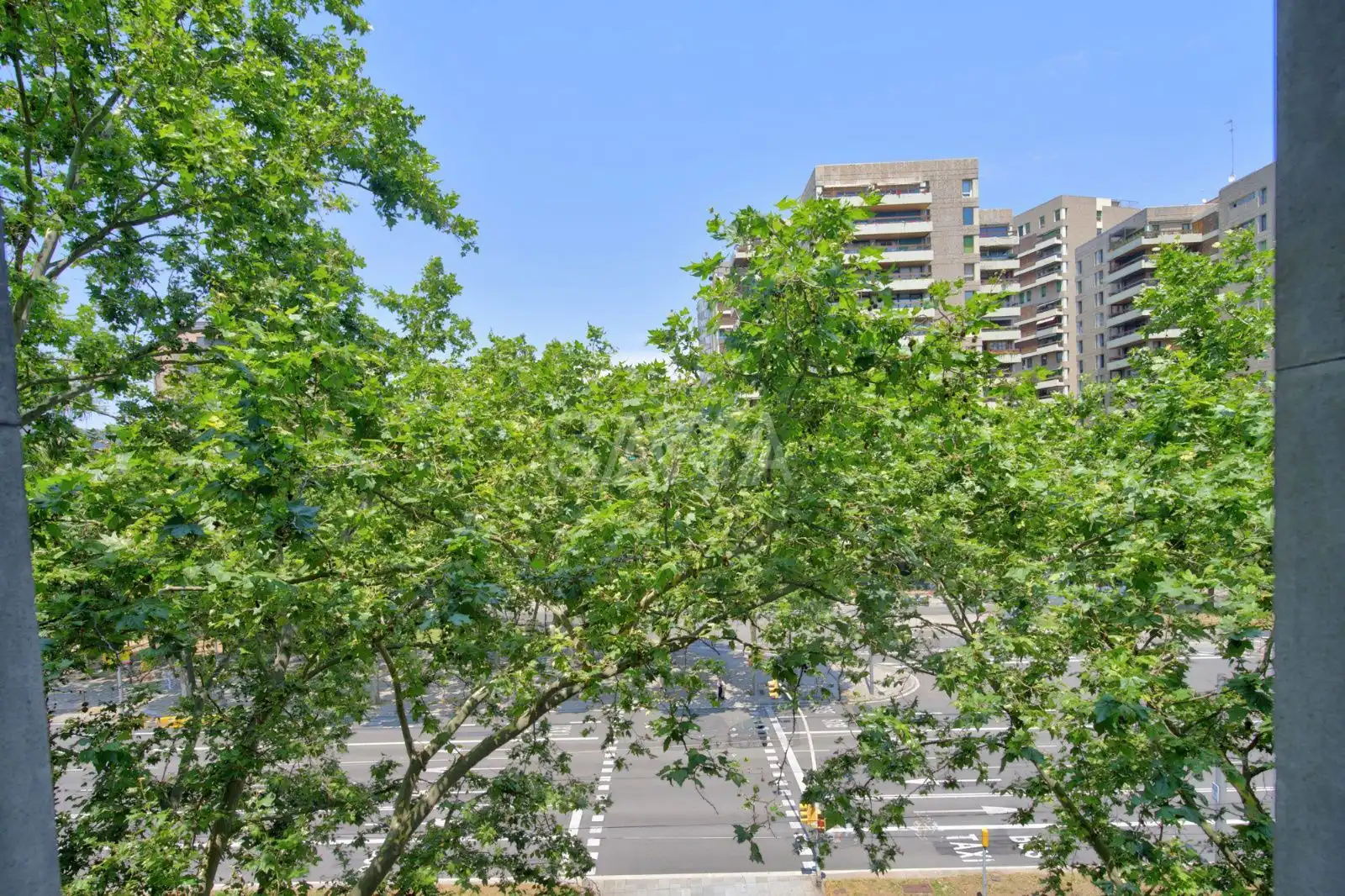 Vista exterior de Piso en venta en Barcelona con Calefacción y Trastero