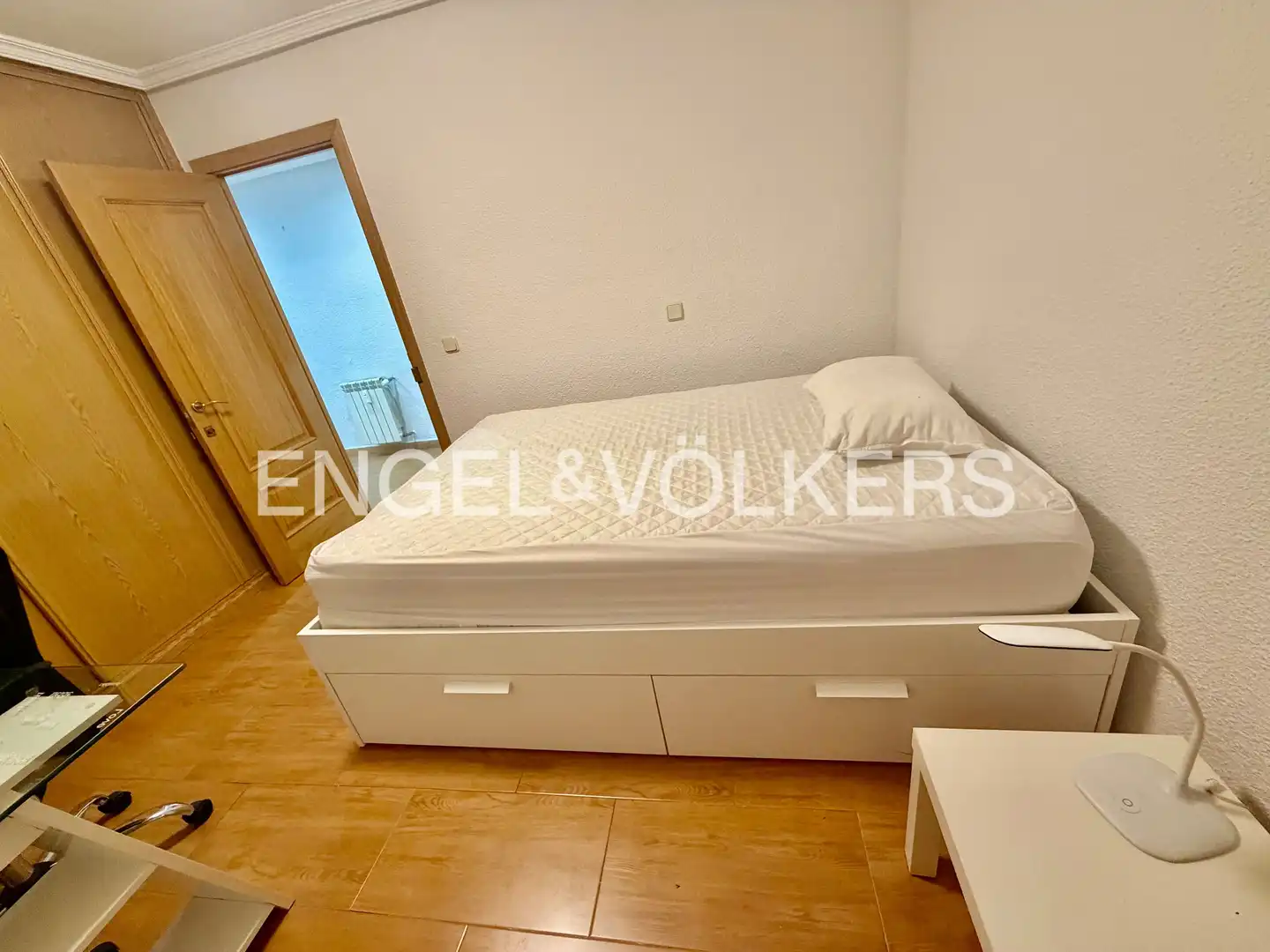 Schlafzimmer von Wohnung zur Miete in Madrid mit Heizung, Parkett und Möbliert