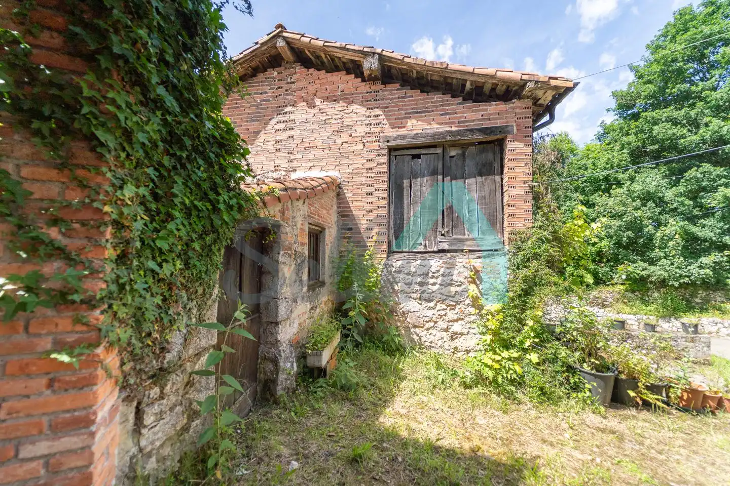 Außenansicht von Einfamilien-Reihenhaus zum Verkauf in Onís mit Heizung, Abstellraum und Balkon