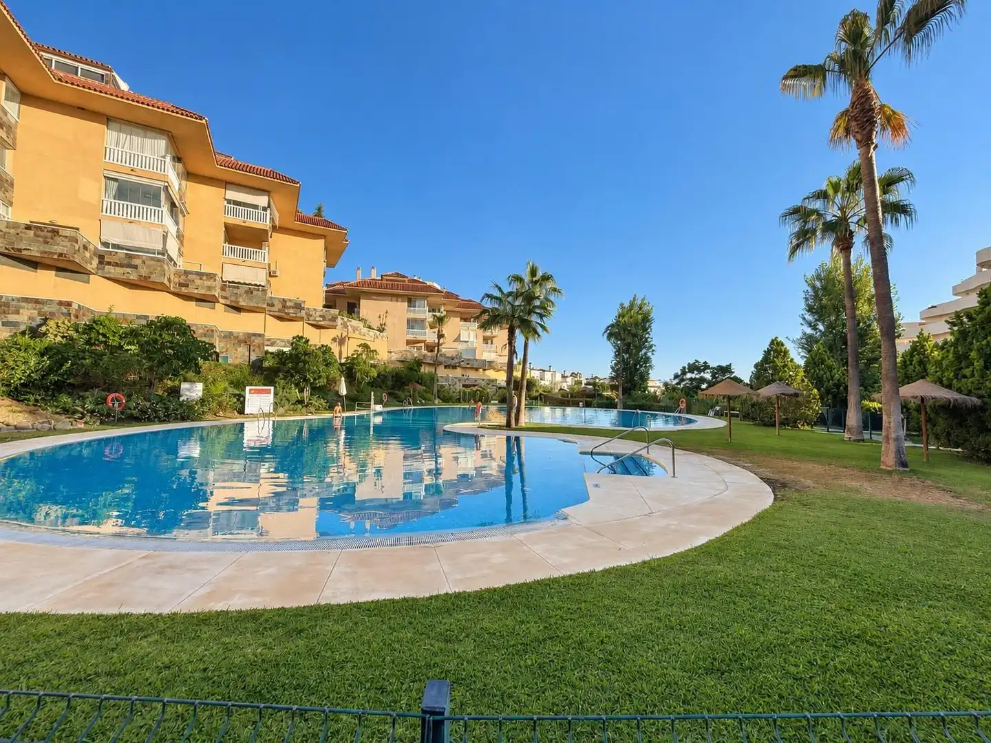 Piscina de Piso en venta en Fuengirola con Aire acondicionado, Jardín privado y Terraza