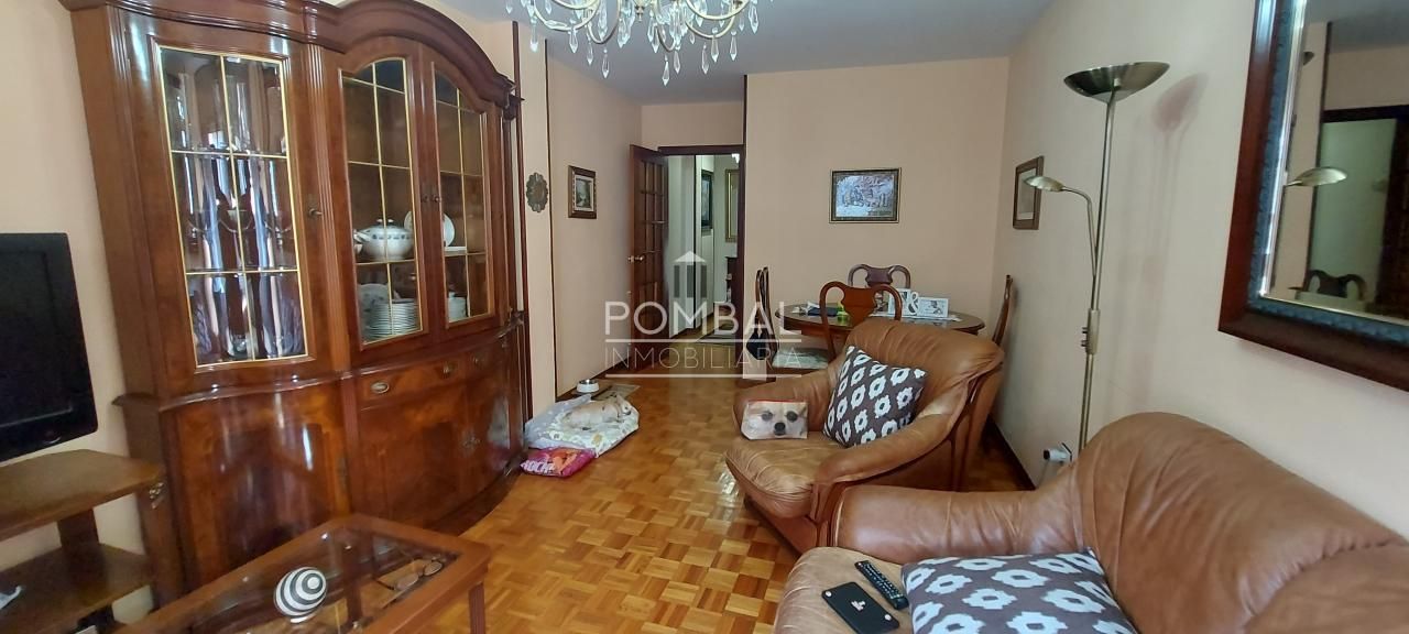 Sala d'estar de Pis en venda en Ourense Capital  amb Calefacció, Parquet i Moblat