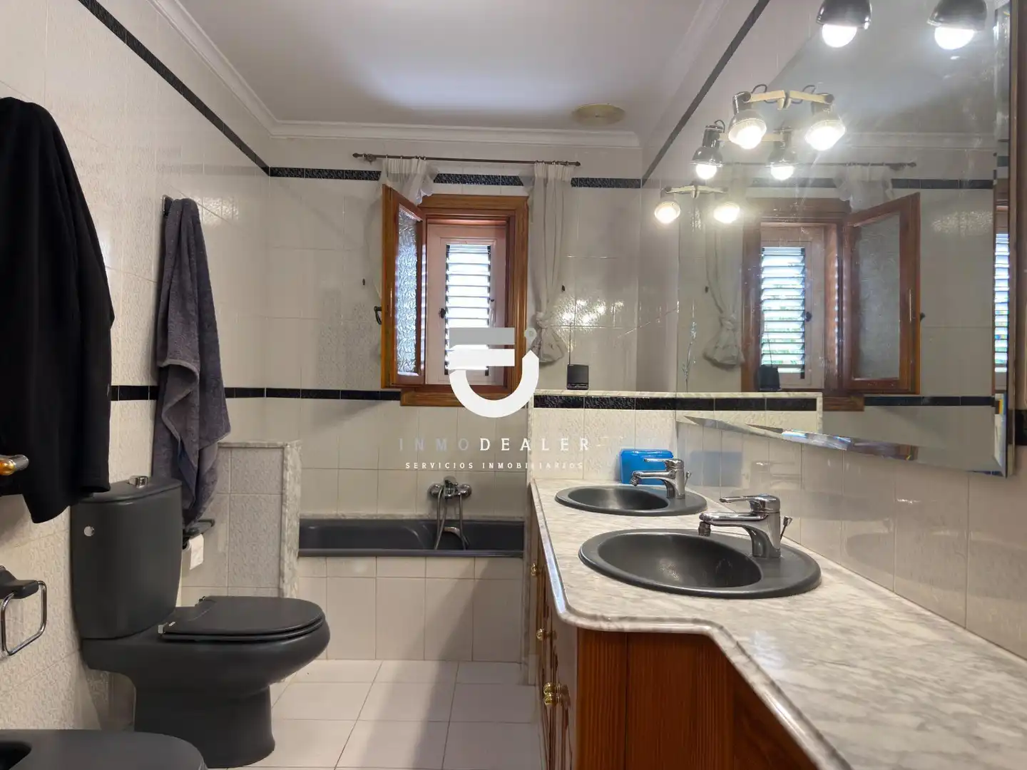 Bany de Casa o xalet en venda en Oliva amb Jardí privat, Terrassa i Piscina