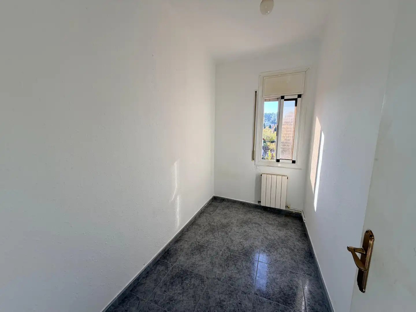 Habitación de Piso en venta en Terrassa con Balcón y Alarma