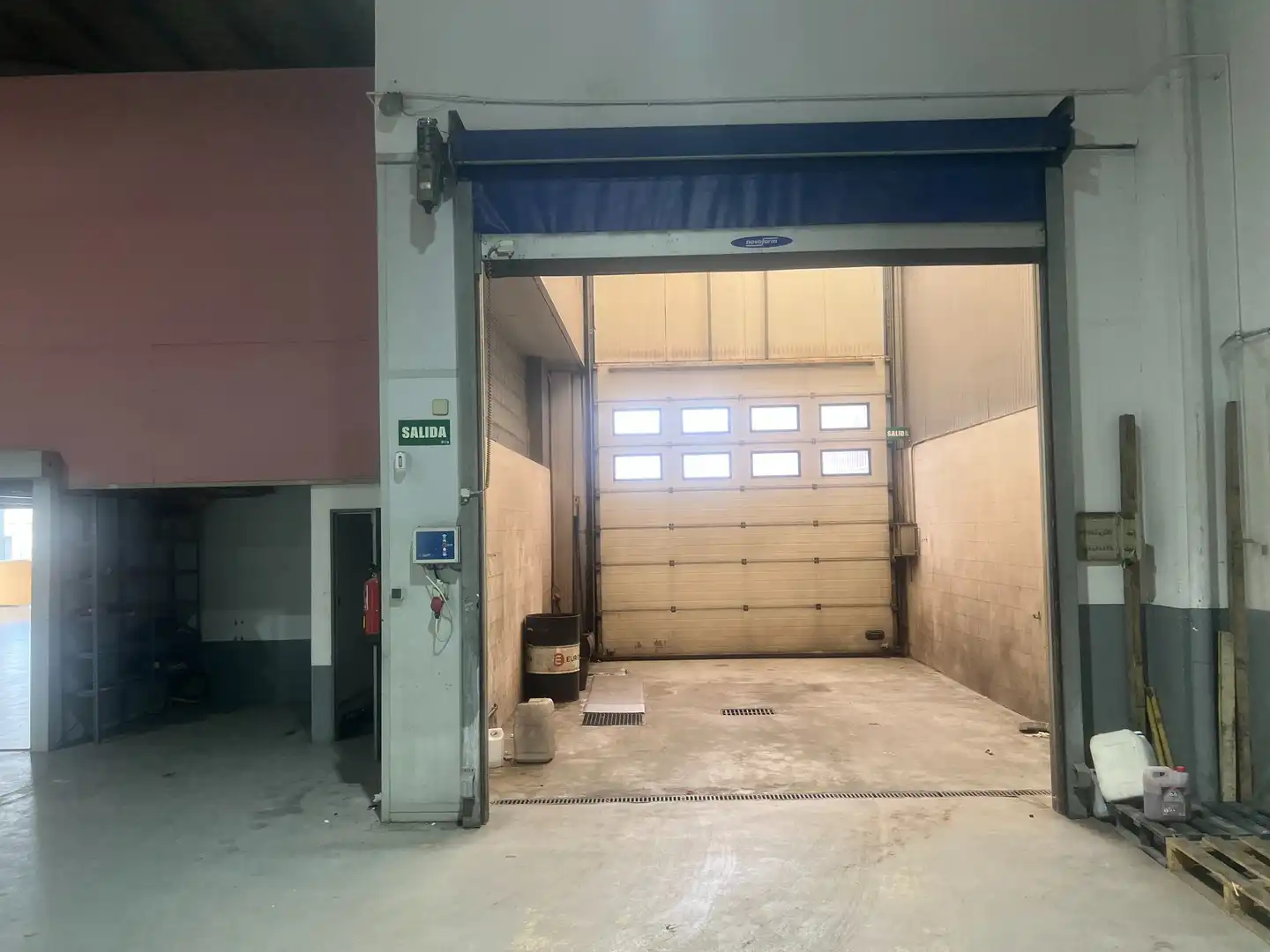 Parkplatz von Fabrikhallen zur Miete in Narón mit Alarm