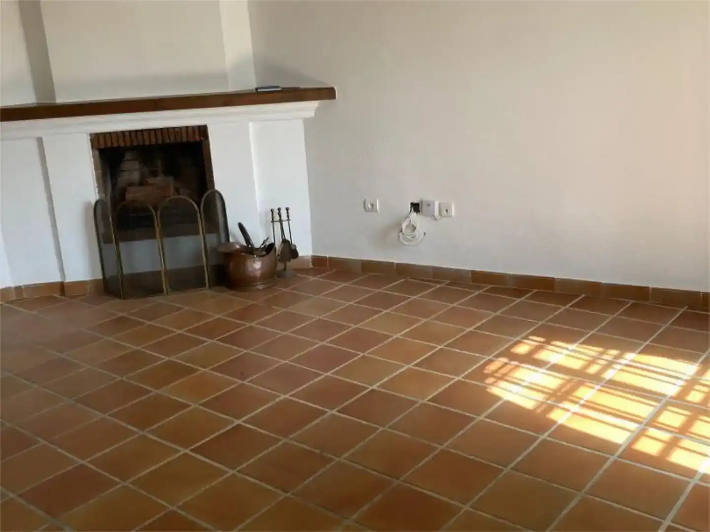 Sala d'estar de Casa adosada de lloguer en Istán amb Aire condicionat, Jardí privat i Piscina