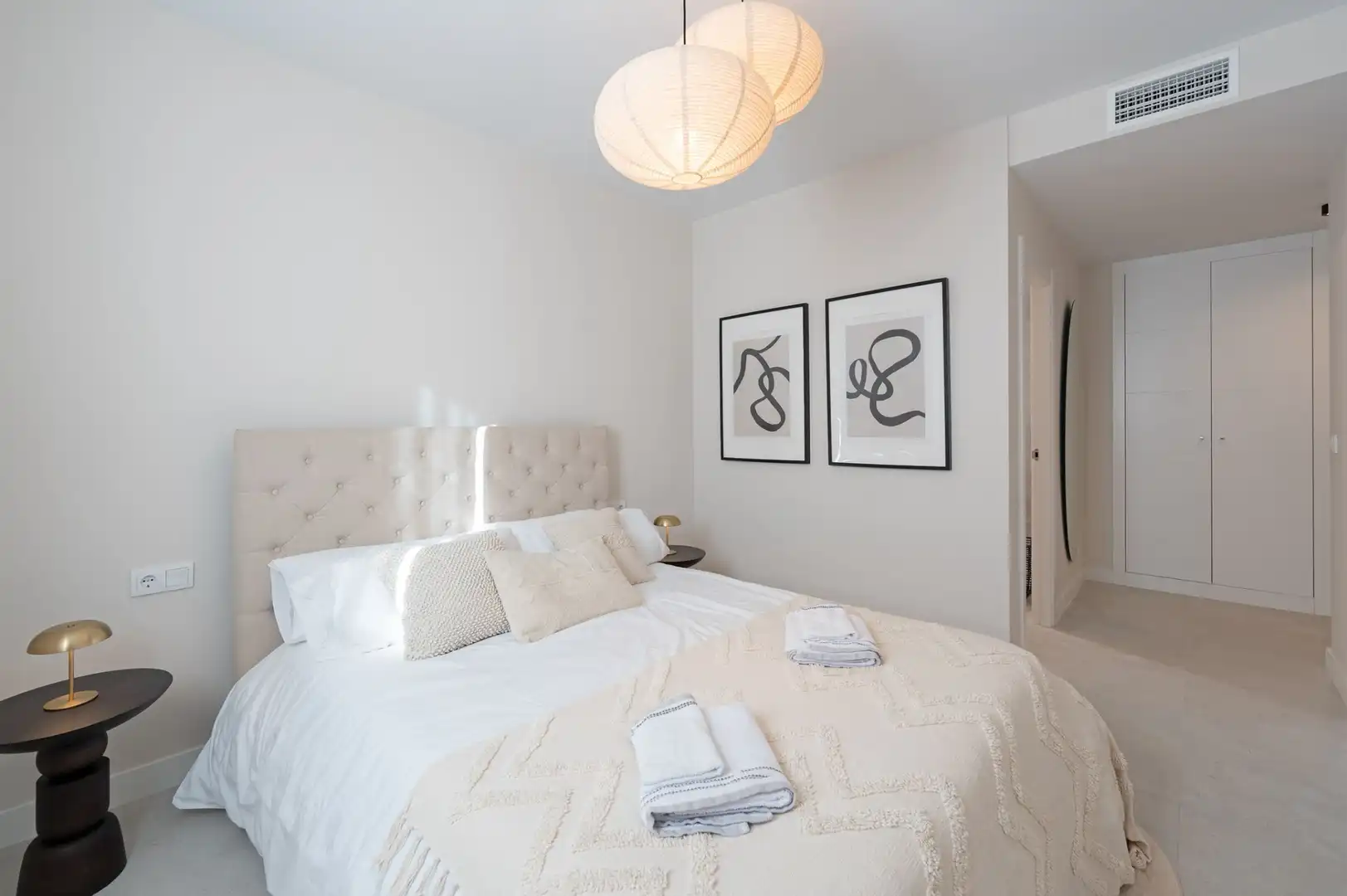 Schlafzimmer von Dachboden zum Verkauf in Estepona mit Klimaanlage, Terrasse und Abstellraum