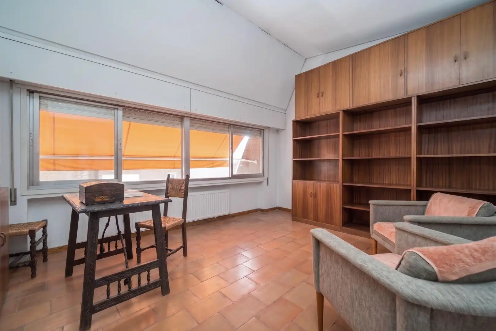 Sala de estar de Casa adosada en venta en Pozuelo de Alarcón con Aire acondicionado, Calefacción y Jardín privado