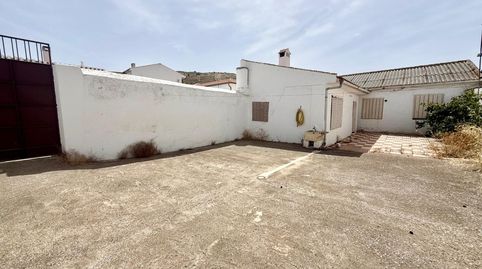 Amplia vivienda de una sola planta con gran nave y patio en Cacín.