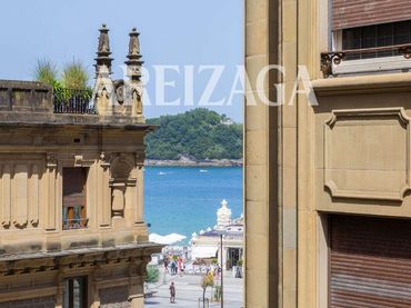 Piso con ascensor en venta en Calle San Bartolomé 33