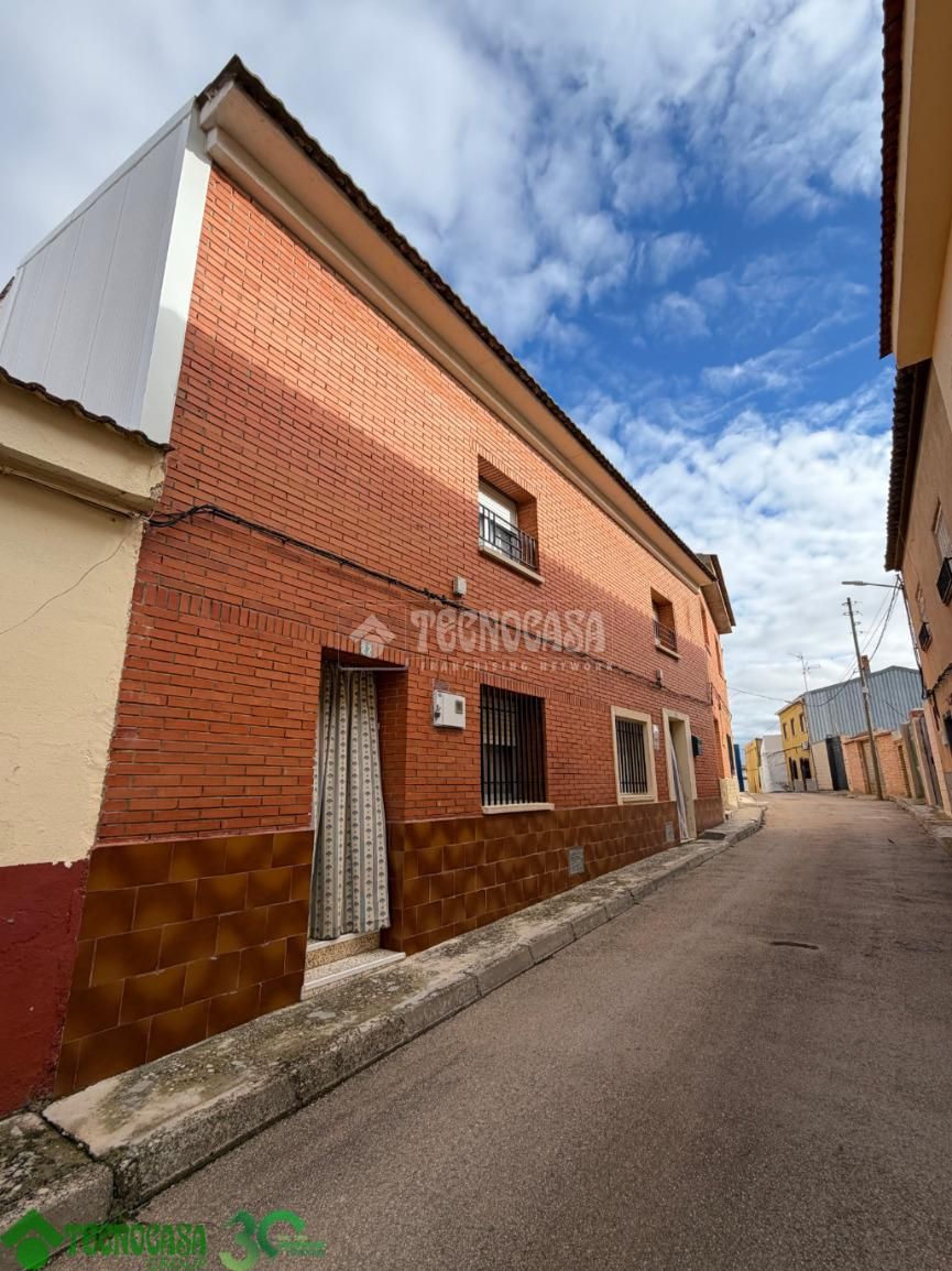 Vista exterior de Casa adosada en venda en Fuente de Pedro Naharro amb Moblat