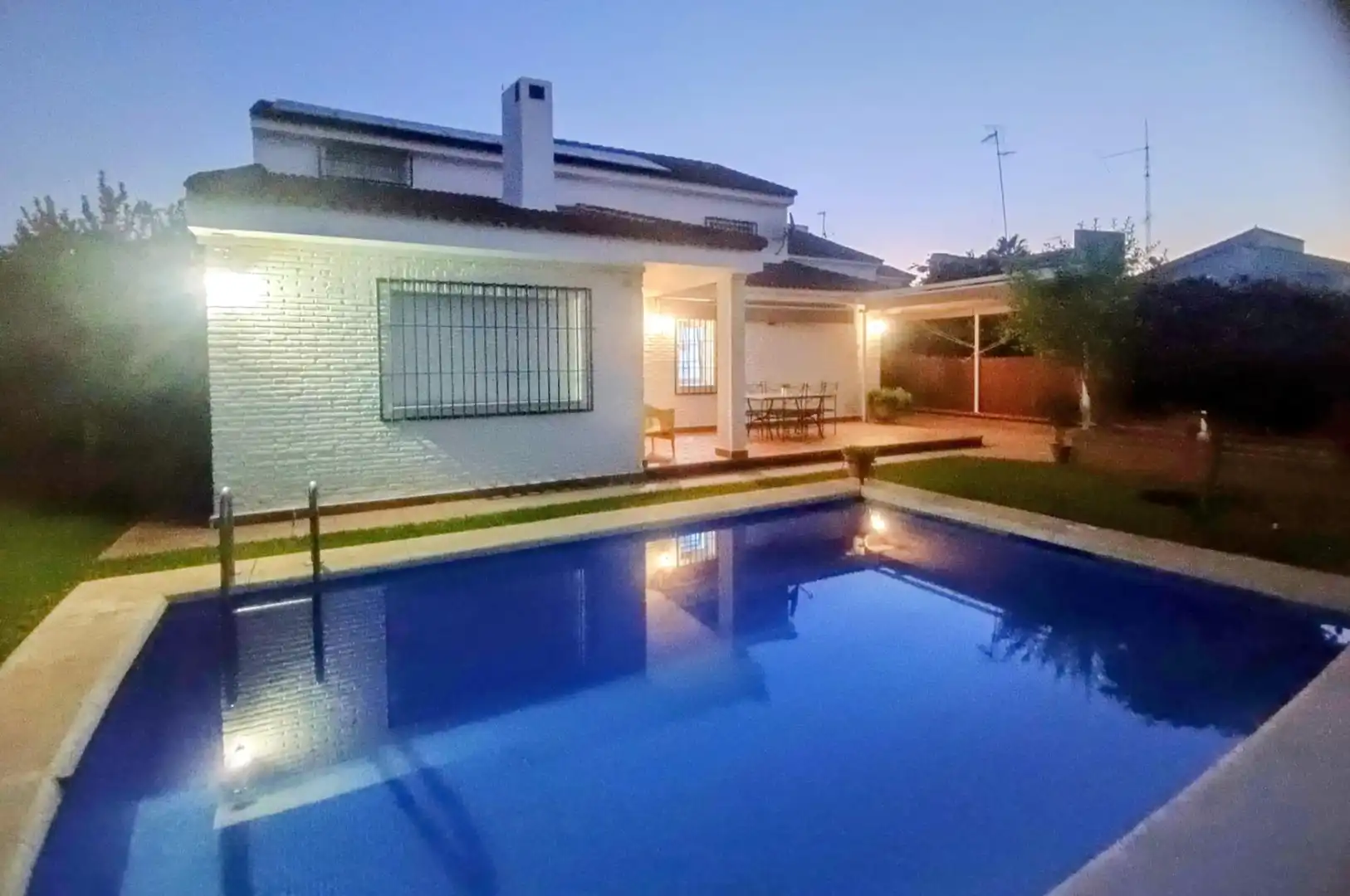 Chalet con piscina en venta en Gines, imagen 2