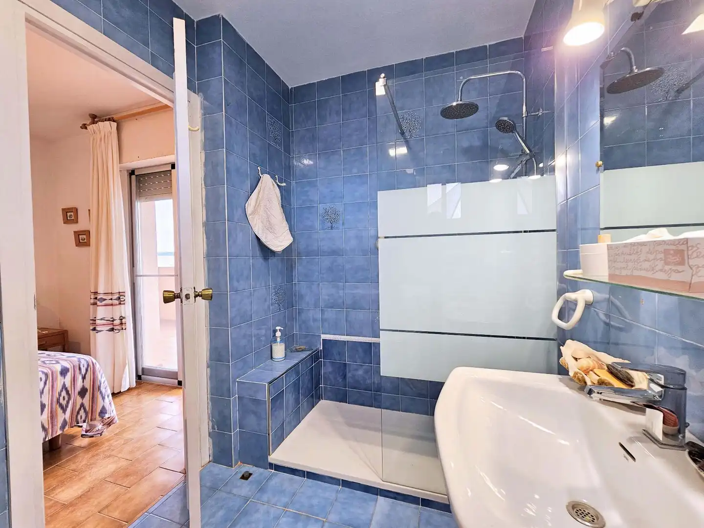 Bany de Apartament de lloguer en La Manga del Mar Menor amb Calefacció, Terrassa i Piscina comunitària