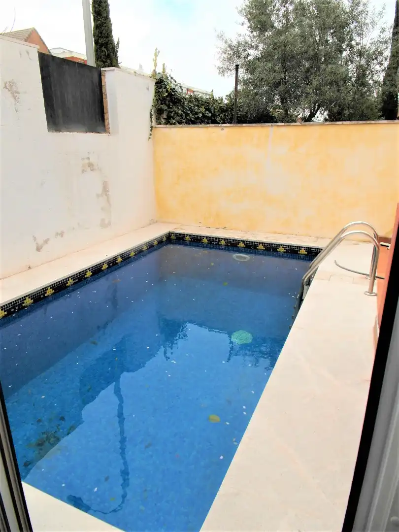 Piscina de Casa adosada en venta en Madrid con Aire acondicionado, Calefacción y Jardín privado