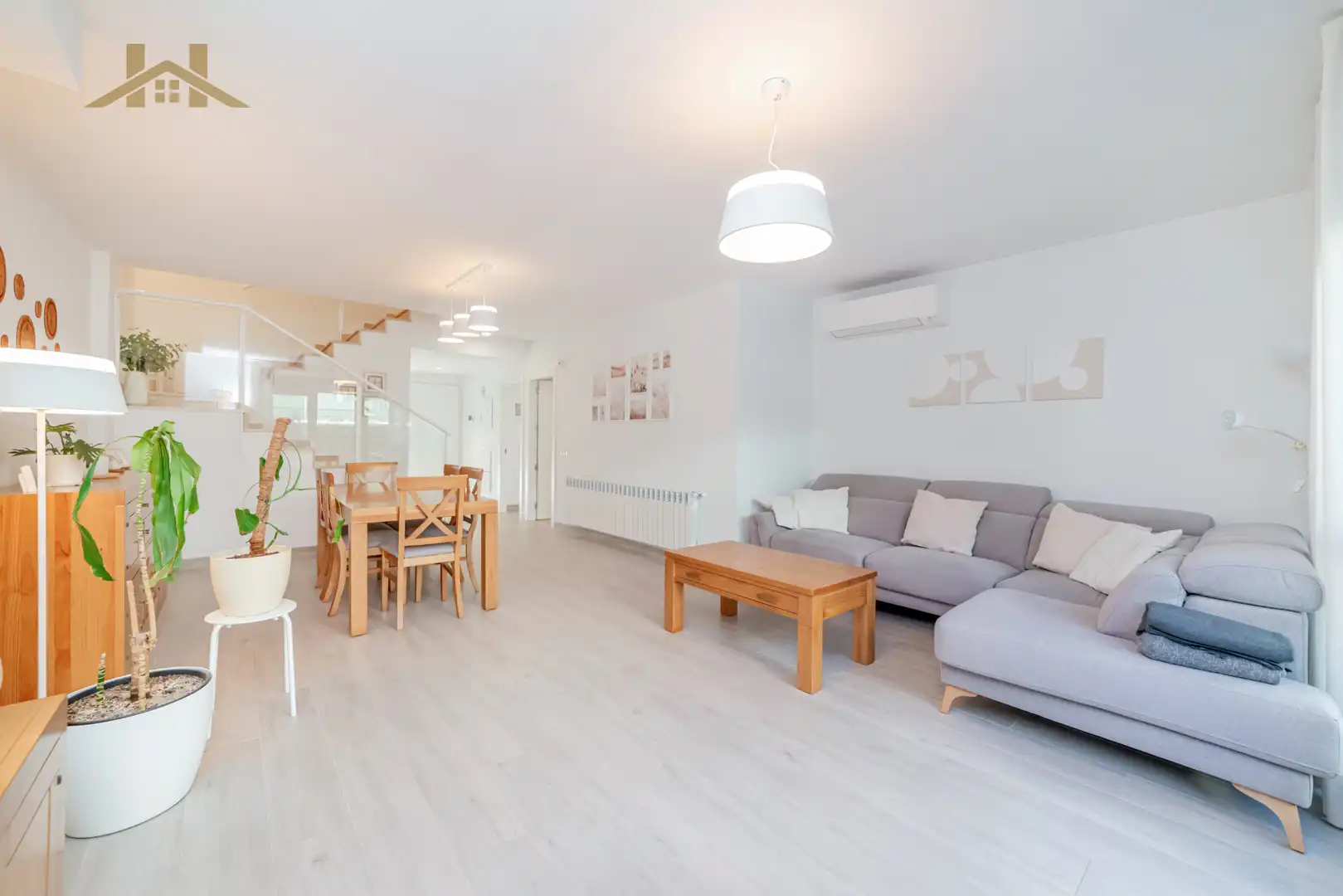 Sala de estar de Casa adosada en venta en Valdemoro con Aire acondicionado, Calefacción y Jardín privado