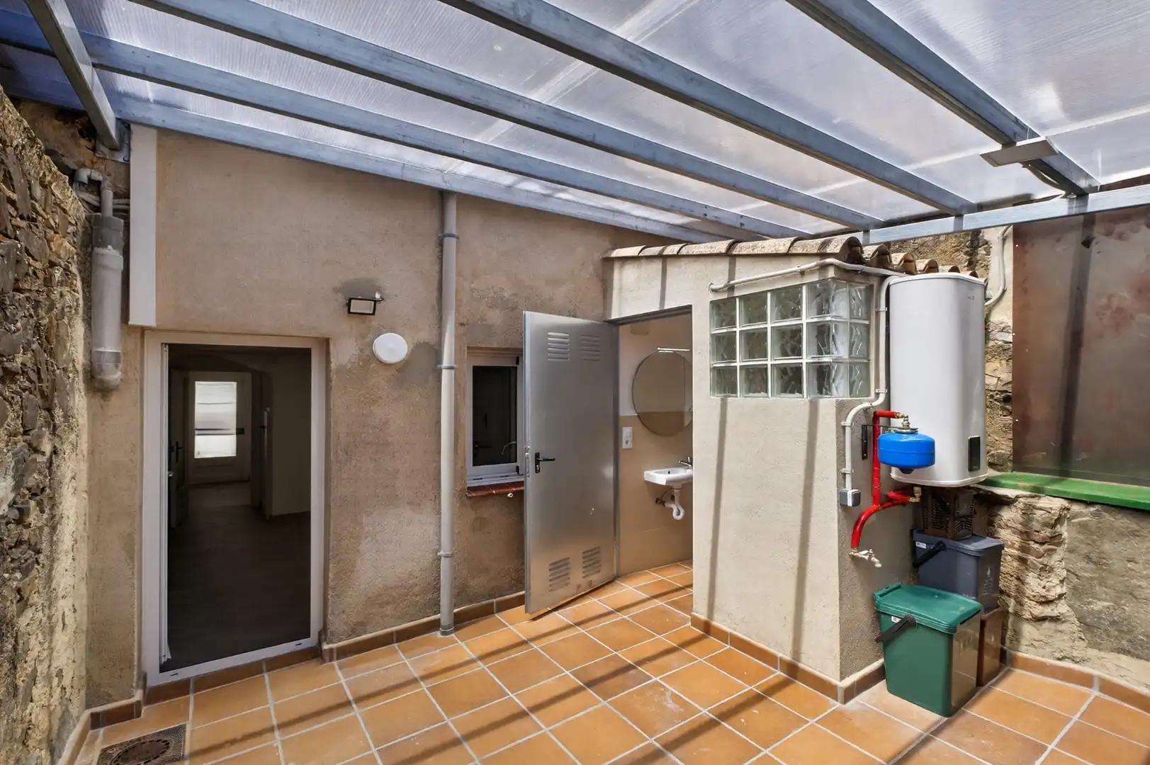 Terrasse von Einfamilien-Reihenhaus zum Verkauf in Cassà de la Selva mit Klimaanlage, Heizung und Privatgarten