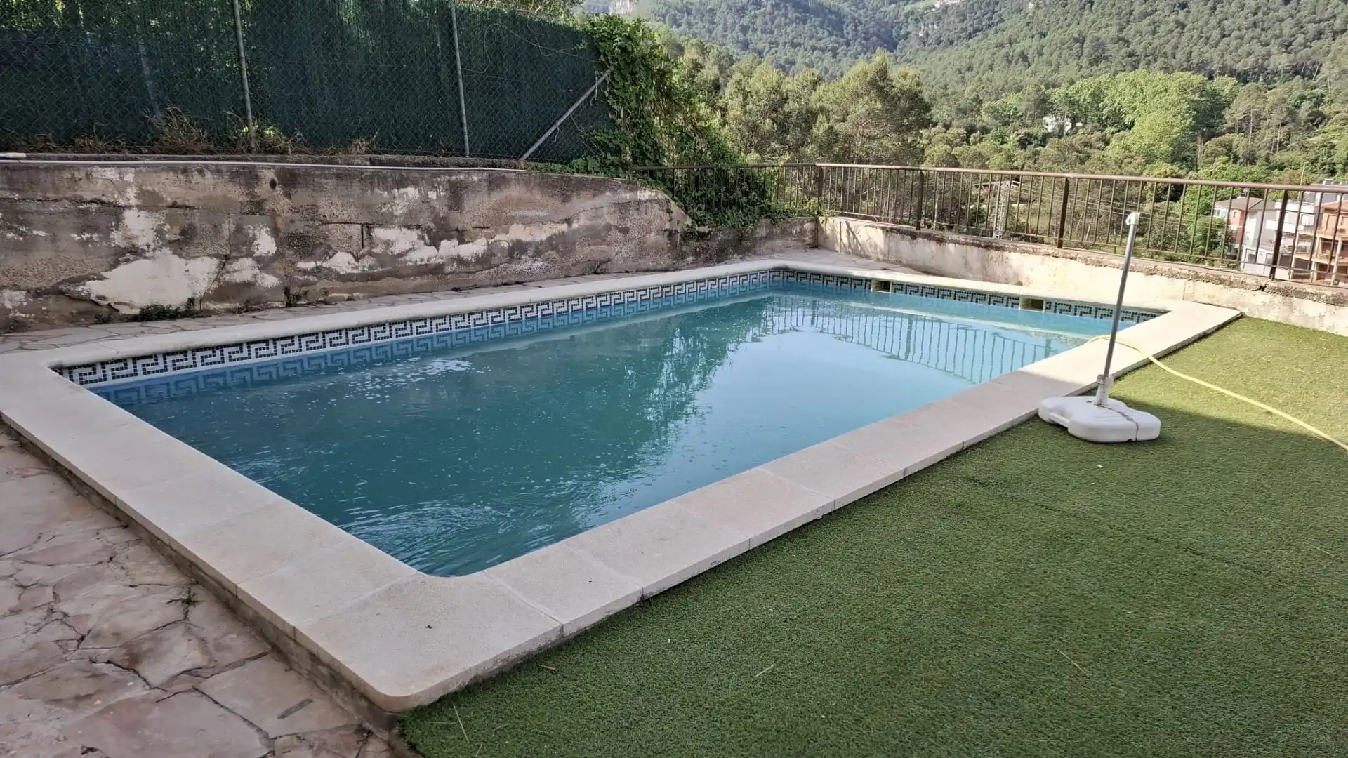 Piscina de Casa adosada en venda en Vallirana amb Aire condicionat i Terrassa