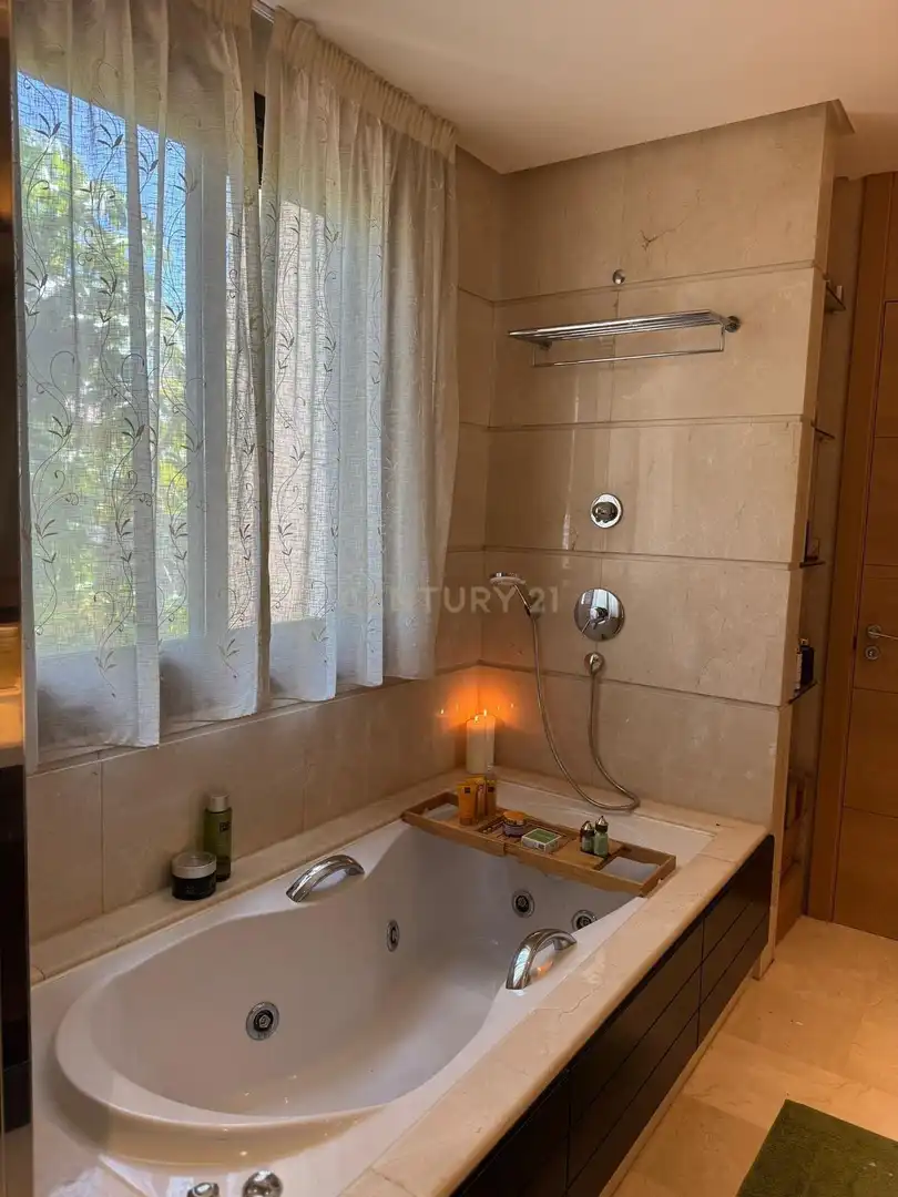 Badezimmer von Wohnungen zur Miete in Benahavís mit Klimaanlage, Privatgarten und Schwimmbad