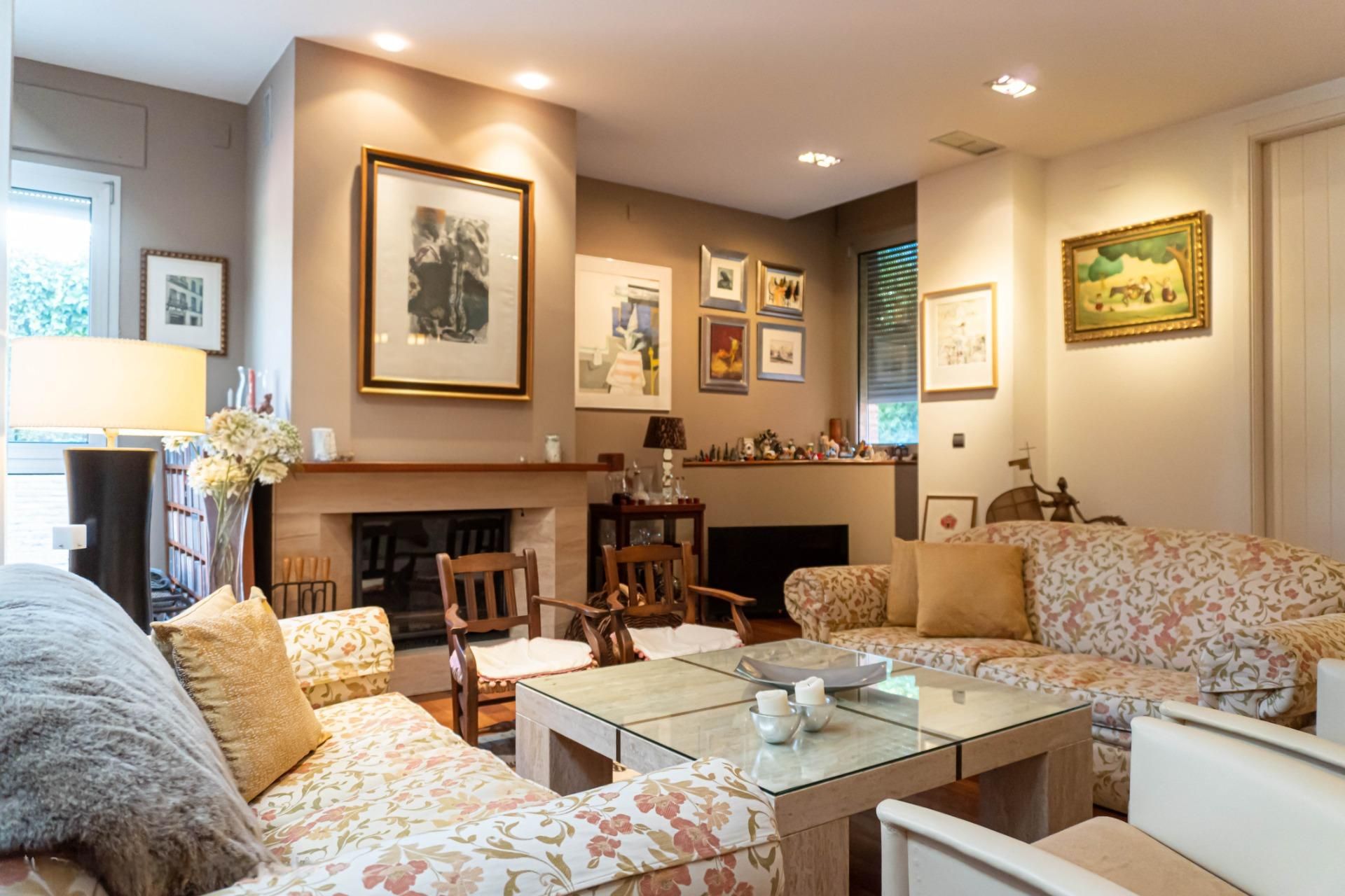 Sala de estar de Casa o chalet en venta en Valencina de la Concepción con Aire acondicionado, Jardín privado y Terraza