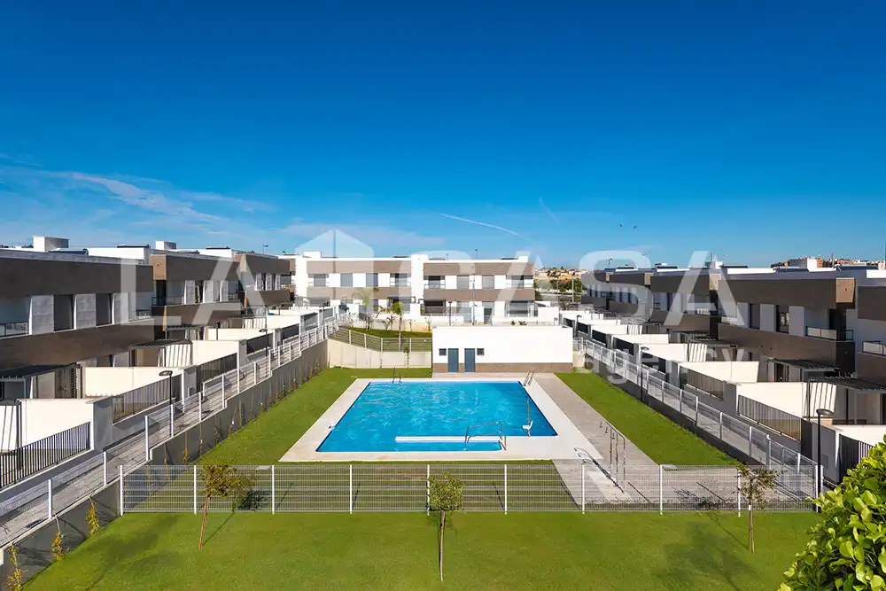 Piscina de Casa adosada en venta en Dos Hermanas con Aire acondicionado y Piscina