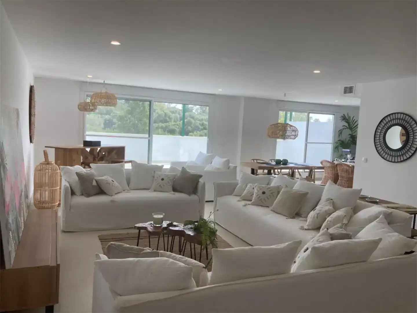 Wohnzimmer von Erdgeschoss zur Miete in Sotogrande mit Klimaanlage, Privatgarten und Schwimmbad