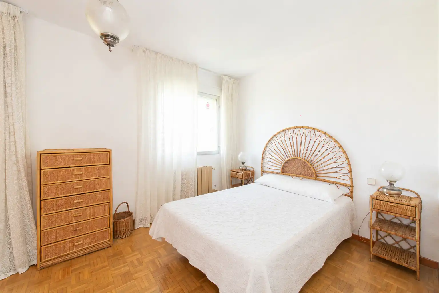Dormitori de Casa adosada en venda en San Sebastián de los Reyes amb Aire condicionat, Calefacció i Jardí privat