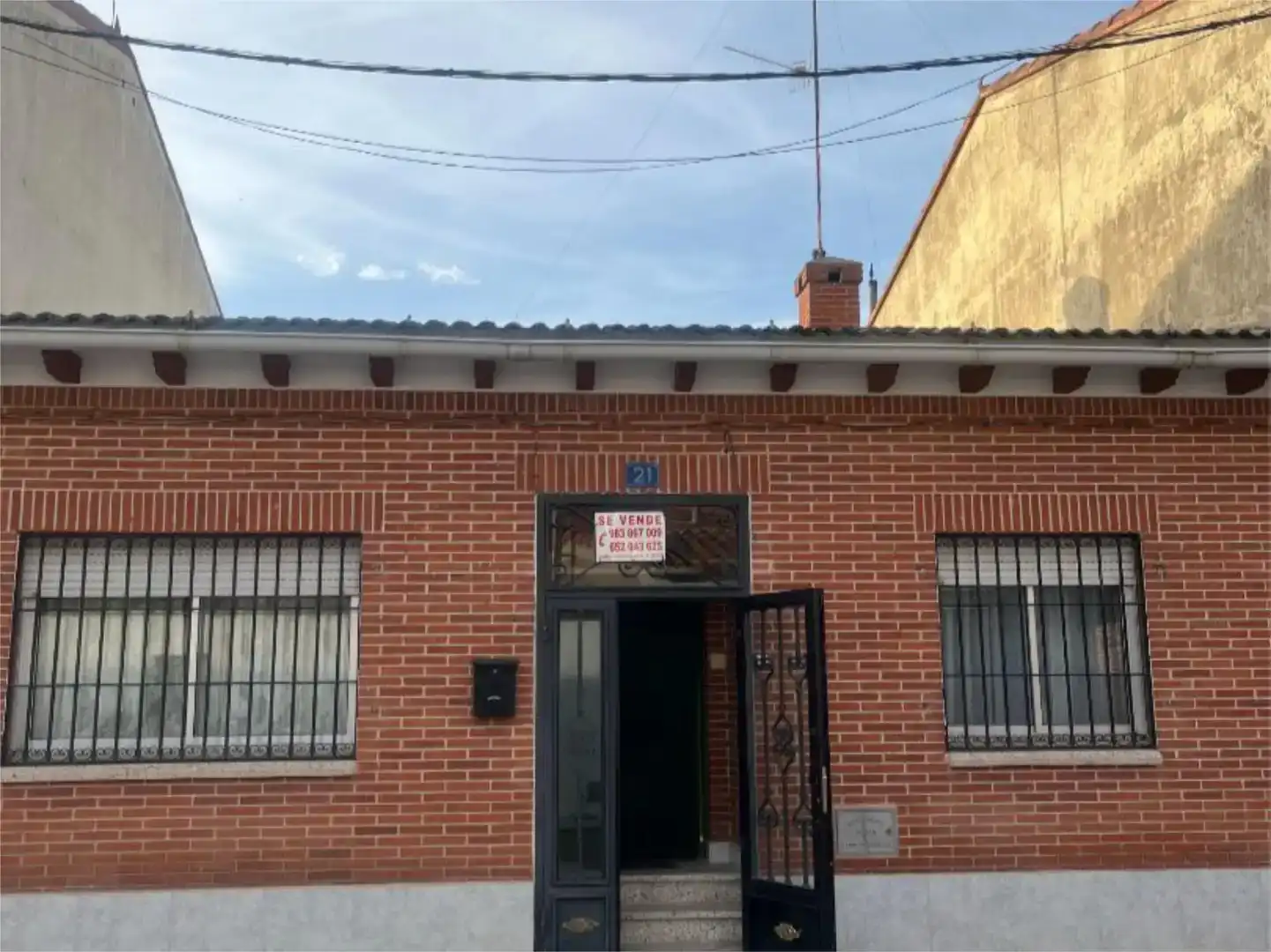 Vista exterior de Casa adosada en venda en Alaejos amb Parquet, Traster i Moblat