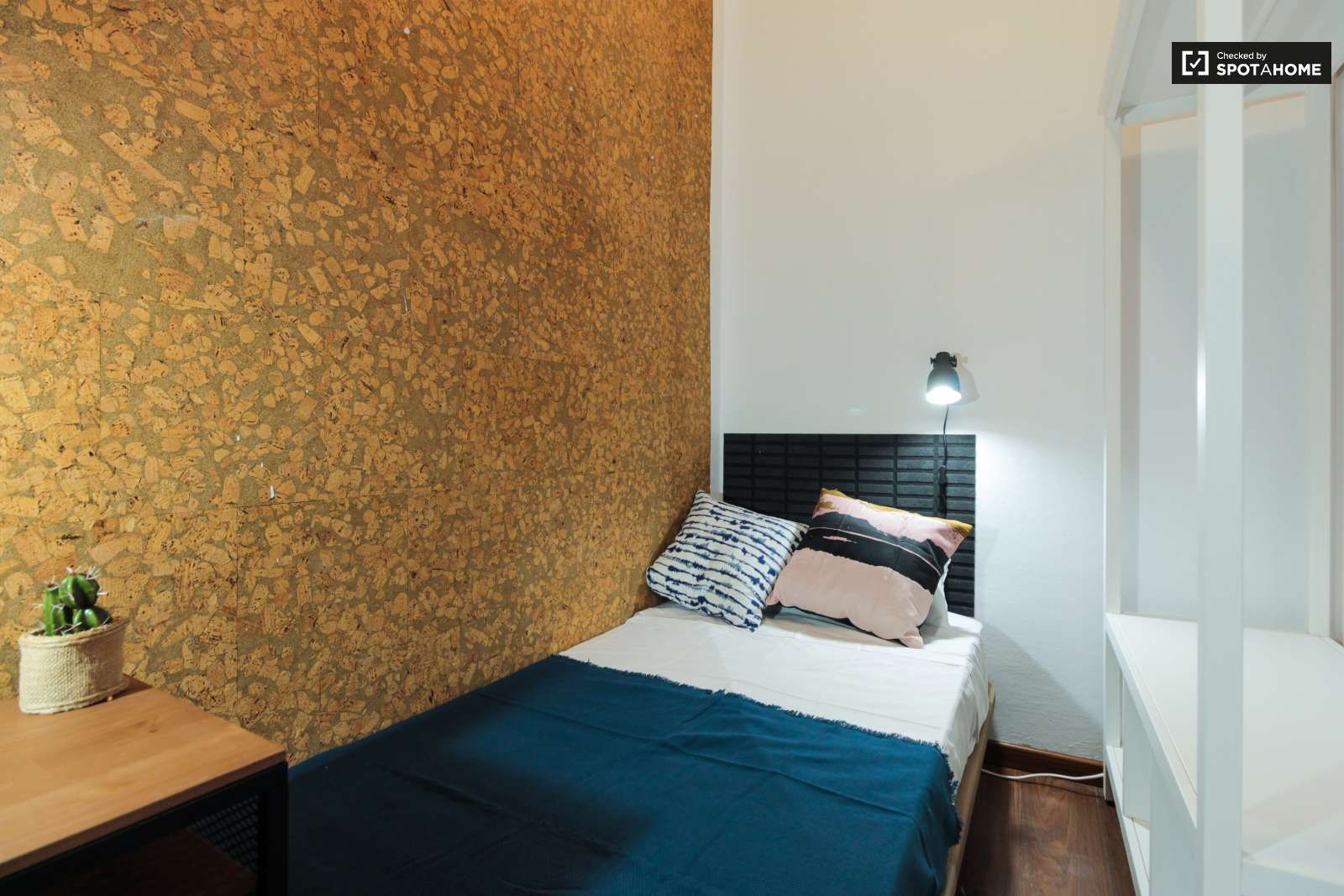 Bedroom of Flat to share in  Barcelona Capital  with Air Conditioner and Terrace