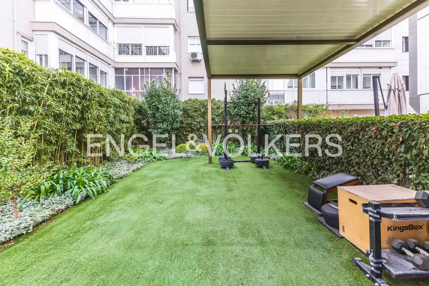 Terrassa de Apartament en venda en Madrid amb Calefacció, Jardí privat i Traster