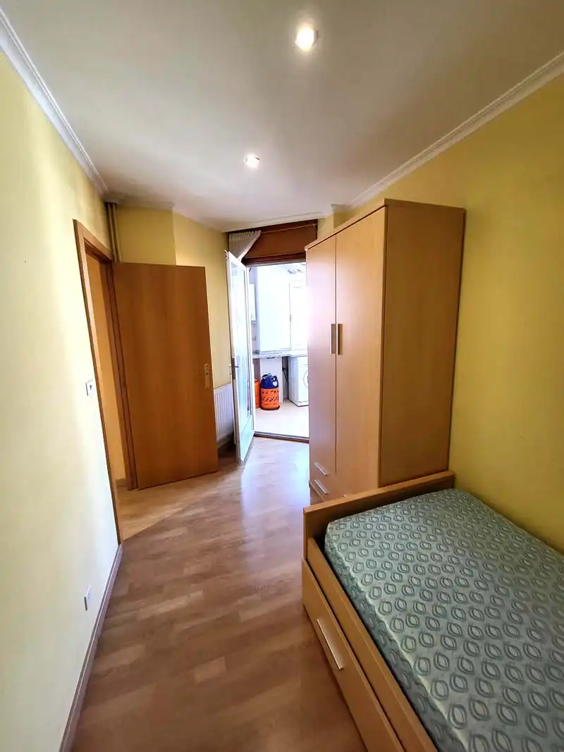 Habitación de Piso de alquiler en Vigo  con Calefacción, Trastero y Amueblado