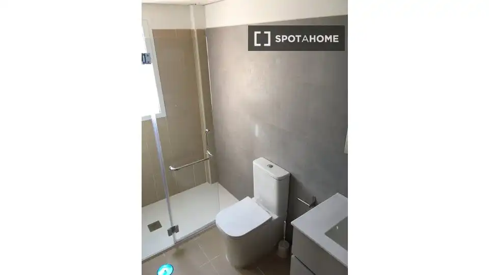 Bany de Apartament per a compartir en El Campello amb Aire condicionat, Terrassa i Moblat