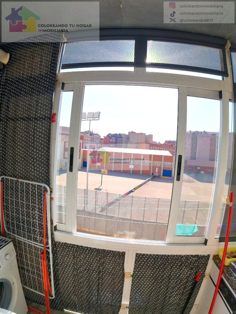 Dormitori de Pis de lloguer en León Capital  amb Calefacció, Parquet i Terrassa