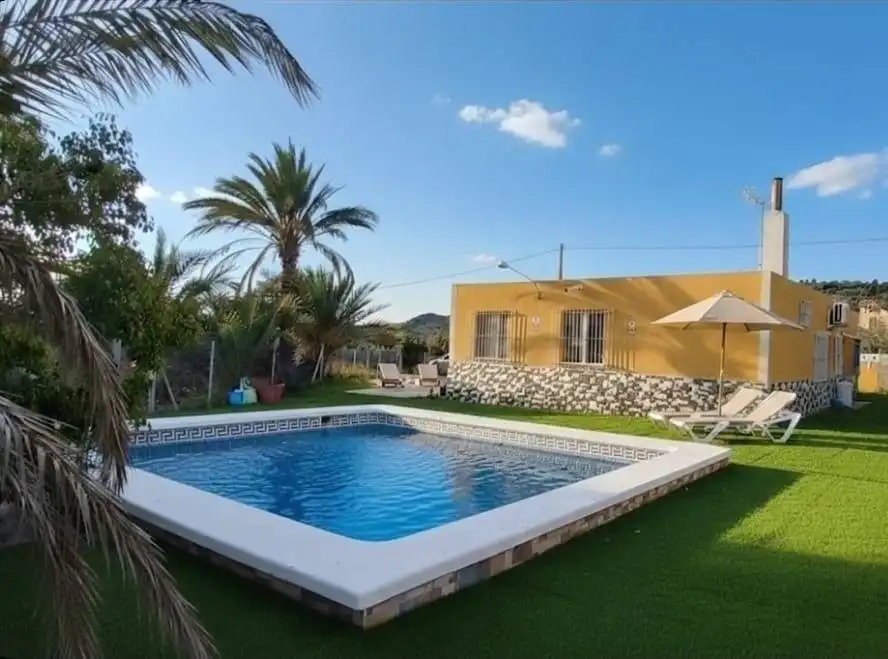 Chalet con piscina en venta en Partidas de Alicante