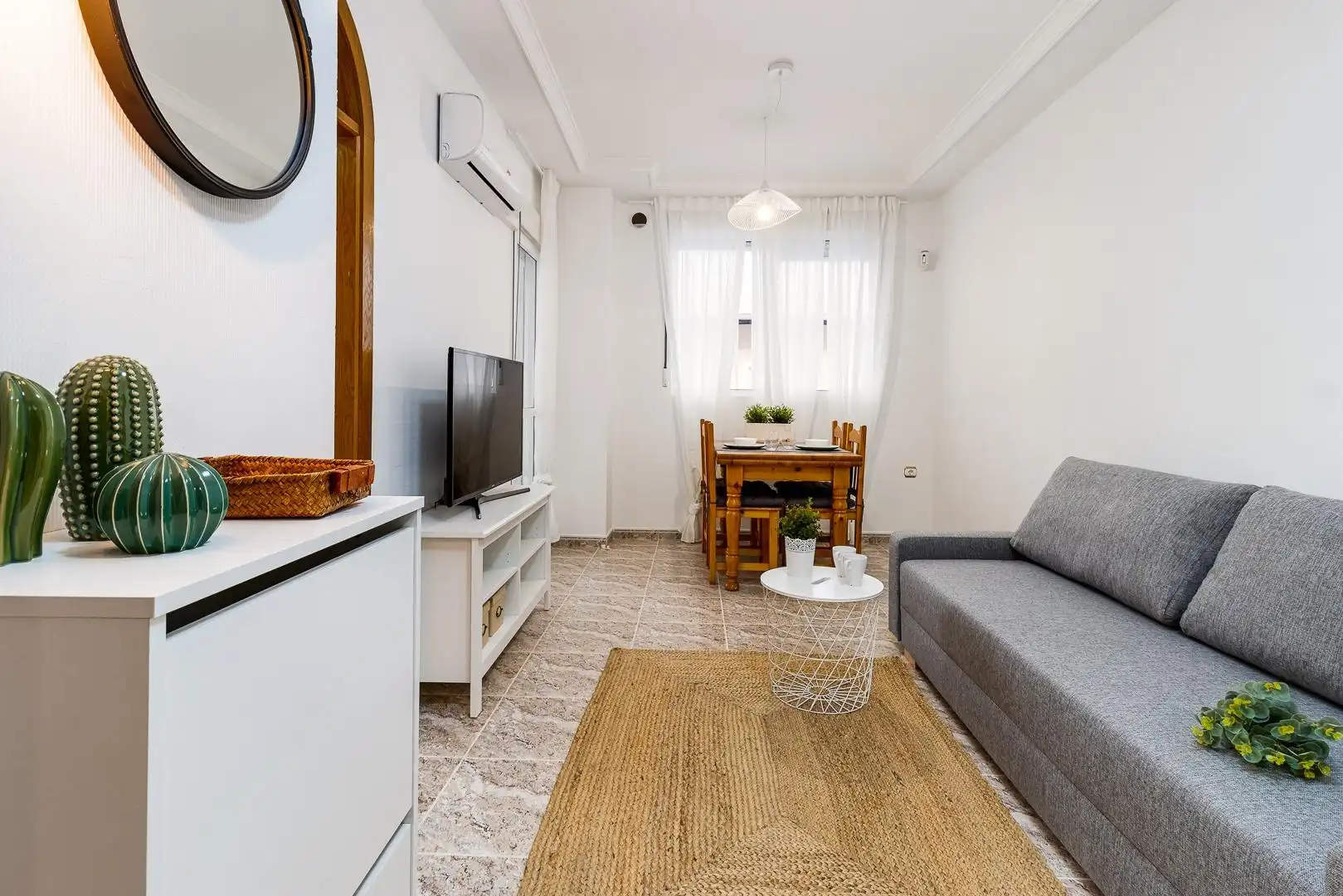 Sala de estar de Apartamento de alquiler en Torrevieja con Aire acondicionado, Terraza y Amueblado