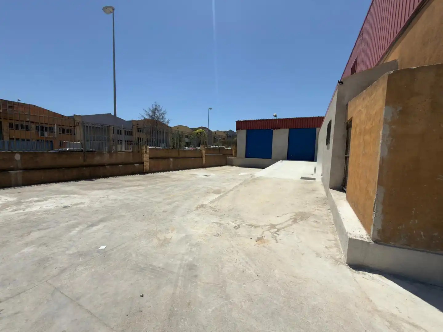 Parkplatz von Fabrikhallen zur Miete in Sentmenat