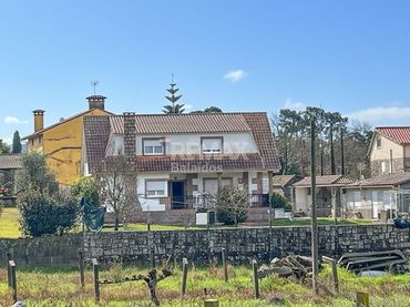 Casa con balcón en venta en O Carrascal