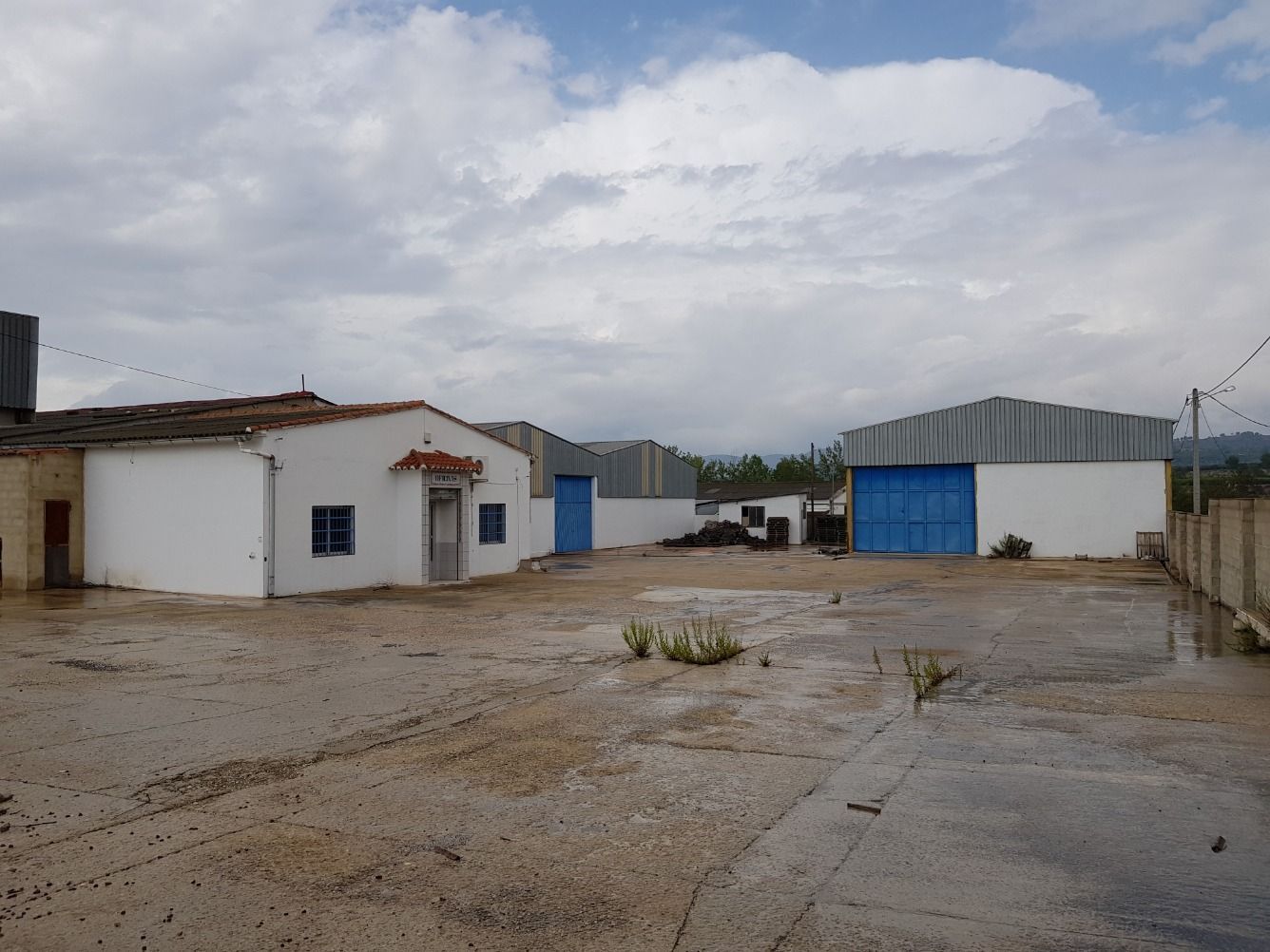 Vista exterior de Nau industrial en venda en Quatretonda