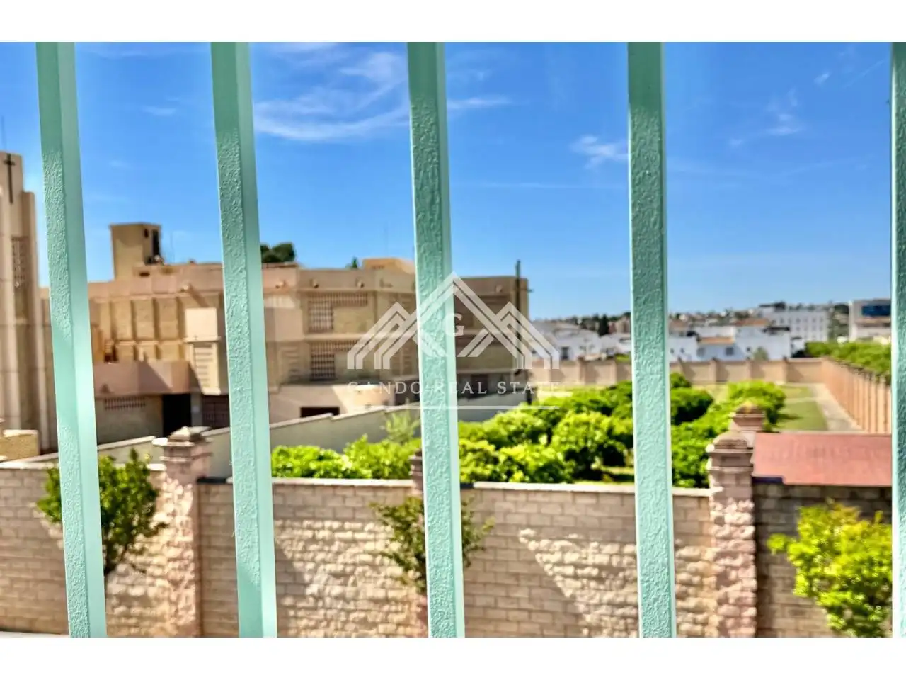 Vista exterior de Casa adosada en venda en Dos Hermanas amb Aire condicionat