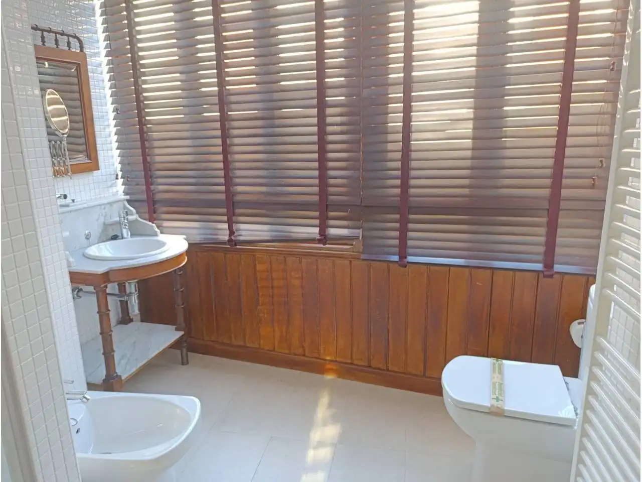 Badezimmer von Einfamilien-Reihenhaus zum Verkauf in Lena mit Heizung, Terrasse und Möbliert