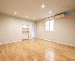 Bedroom of Flat to rent in  Madrid Capital  with Air Conditioner, Heating and Parquet flooring