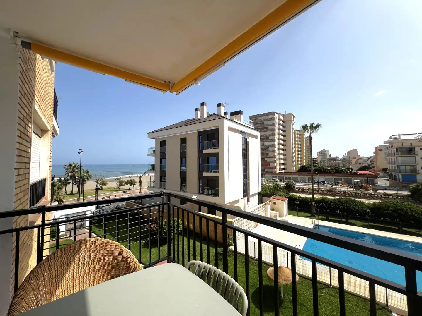 Dormitori de Apartament de lloguer en Fuengirola amb Aire condicionat, Calefacció i Jardí privat