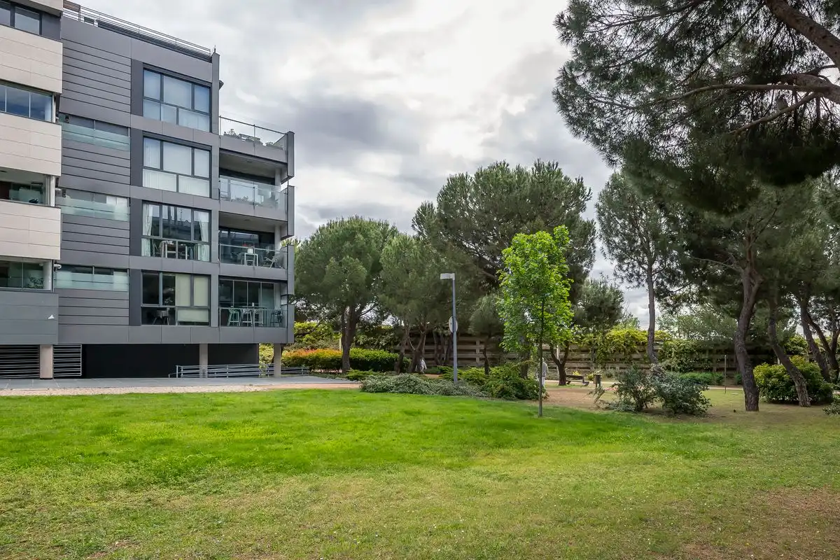 Außenansicht von Dachboden zum Verkauf in Majadahonda mit Klimaanlage, Heizung und Privatgarten