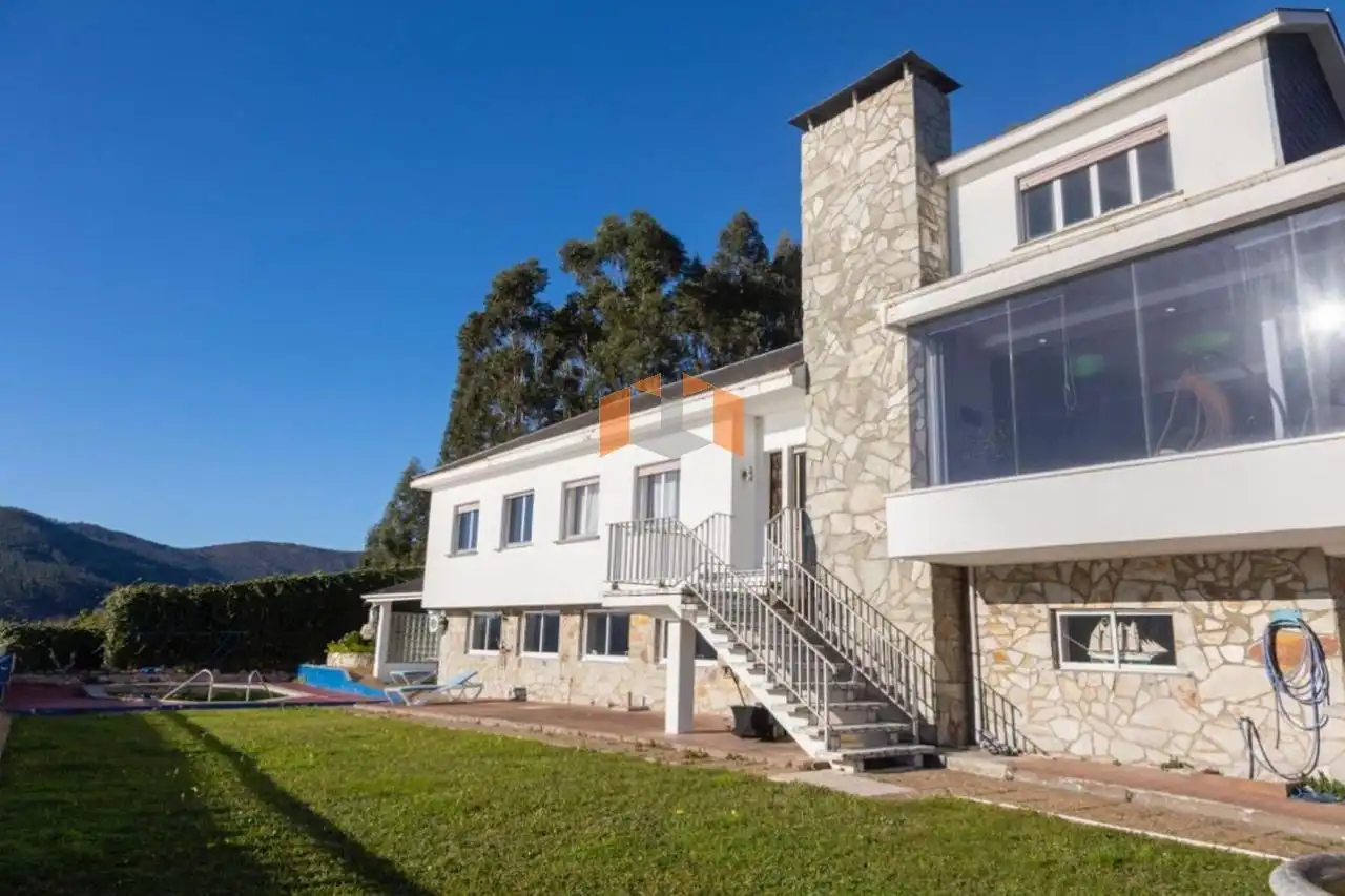 Vista exterior de Casa o xalet en venda en O Vicedo  amb Calefacció, Jardí privat i Parquet