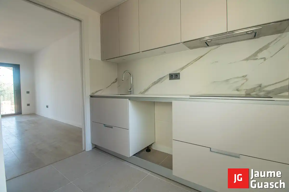 Cuina de Casa adosada en venda en Torredembarra amb Aire condicionat, Calefacció i Jardí privat