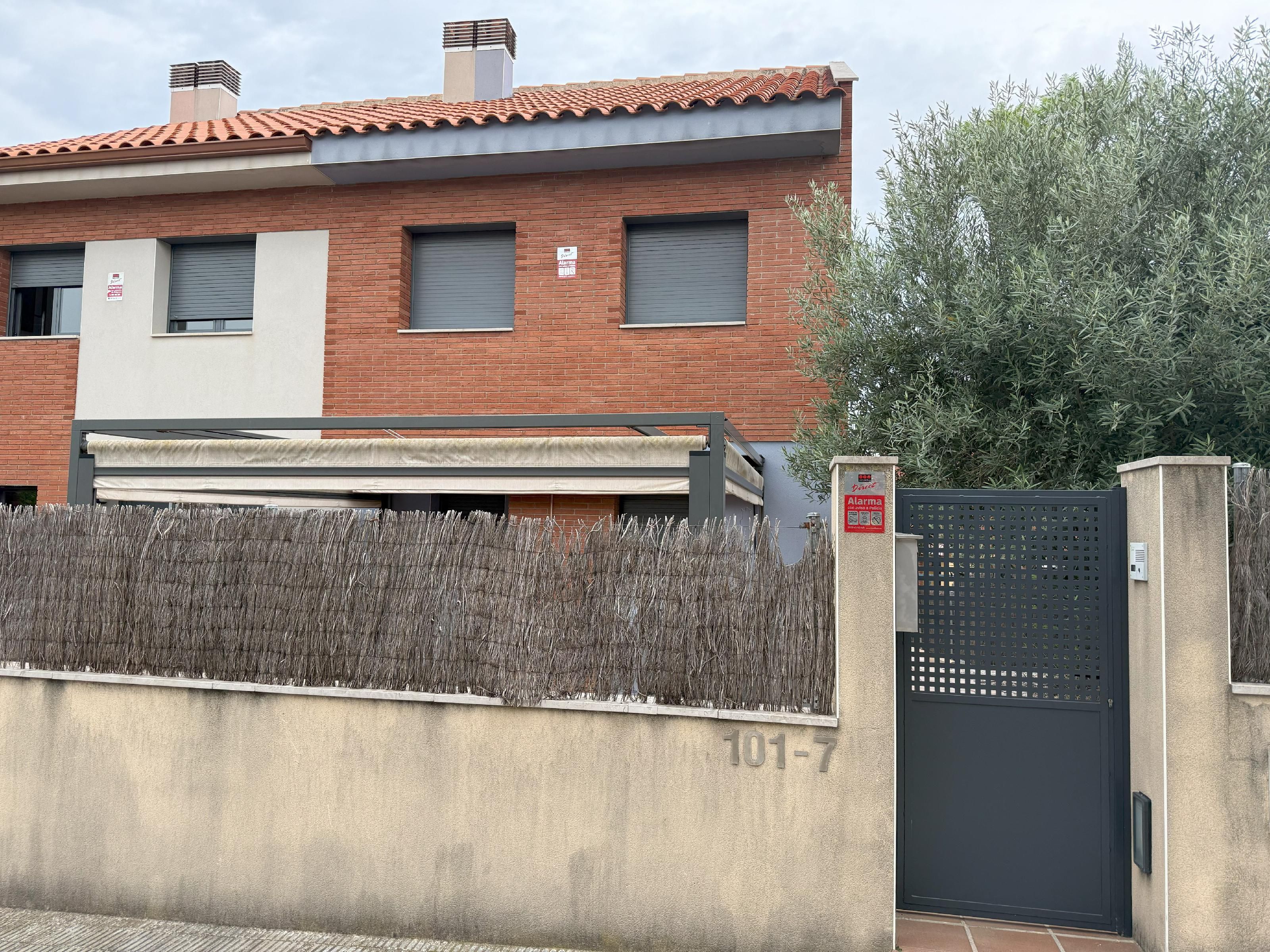 Vista exterior de Casa adosada en venta en El Vendrell con Aire acondicionado, Calefacción y Jardín privado