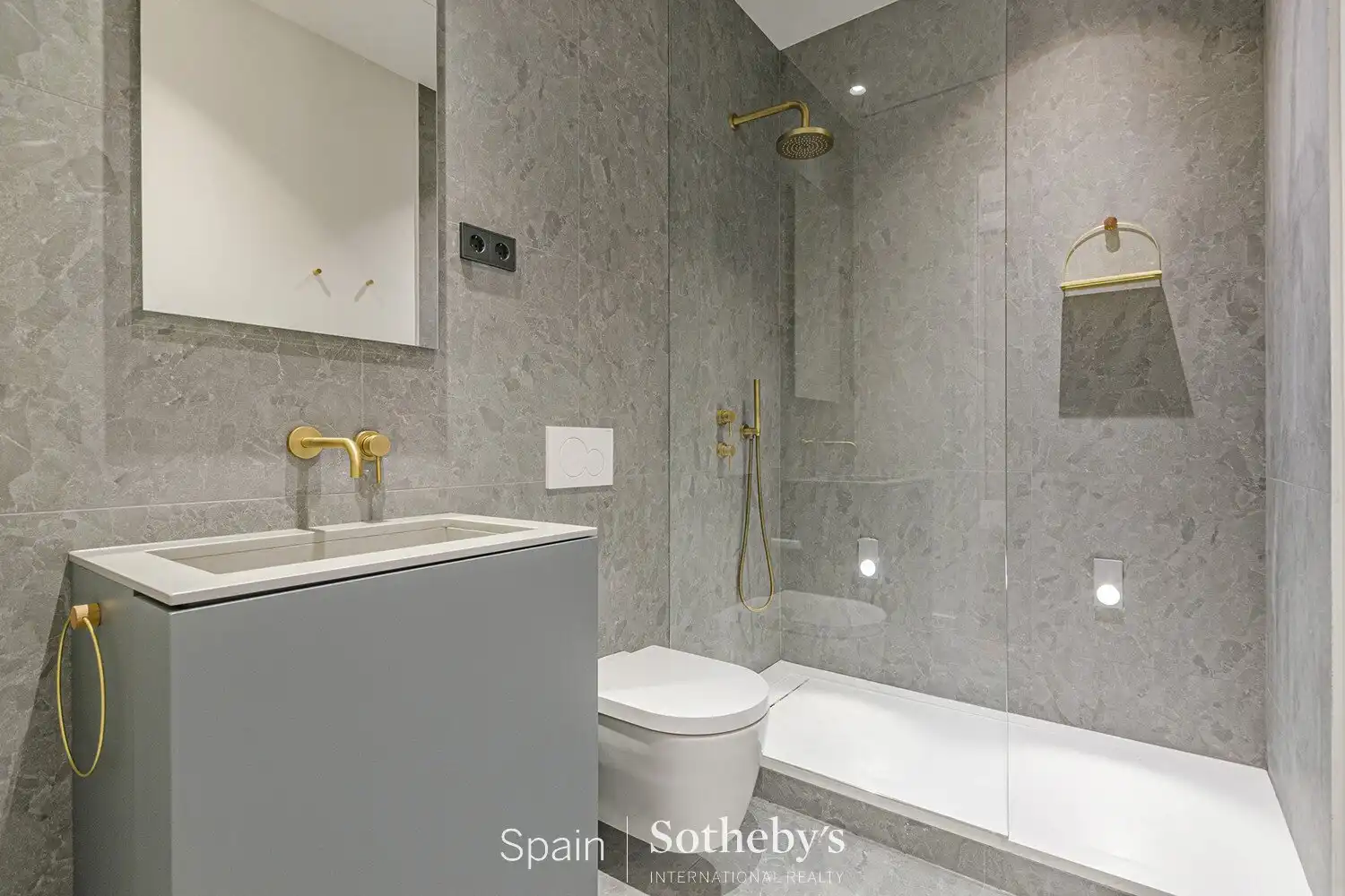Badezimmer von Wohnungen zum Verkauf in Barcelona mit Klimaanlage und Heizung