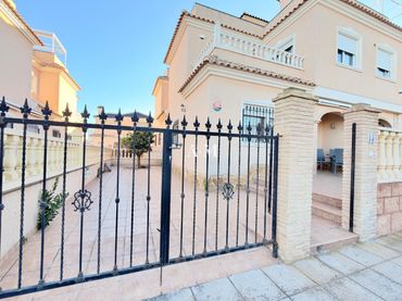 Maison mitoyenne avec balcon à louer à Torre de la Horadada