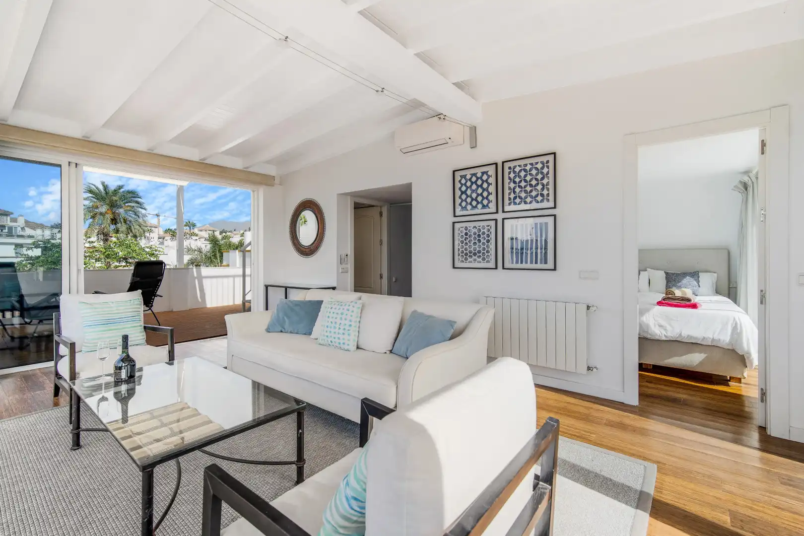 Sala d'estar de Casa adosada en venda en Marbella amb Aire condicionat, Jardí privat i Terrassa