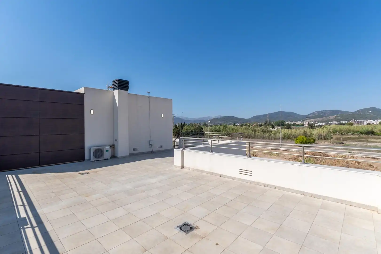 Terrassa de Casa o xalet en venda en Oliva amb Aire condicionat, Jardí privat i Terrassa