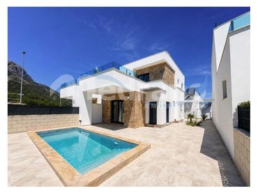 House with pool for sale in Polígon Pla de Cantal.