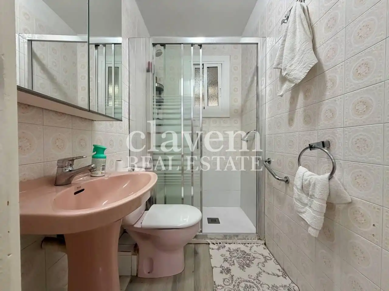 Badezimmer von Wohnung zum Verkauf in Barcelona mit Balkon